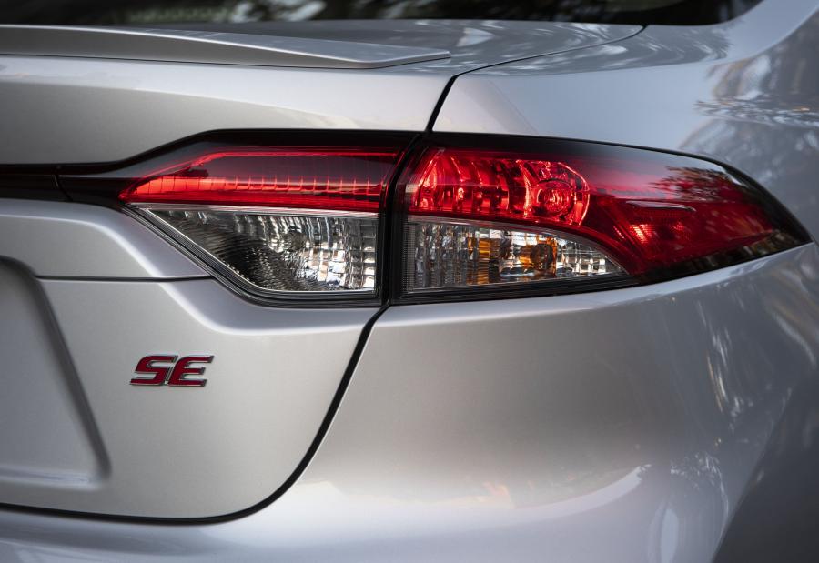 Детали экстерьера Toyota Corolla SE Sedan 2019 года  (NA) (фото 3 из 32)